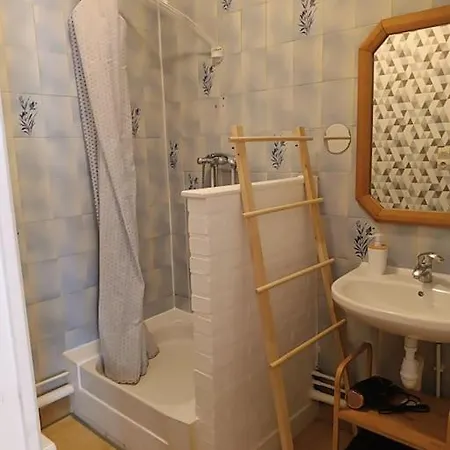 Gare Avec Cour Apartman *